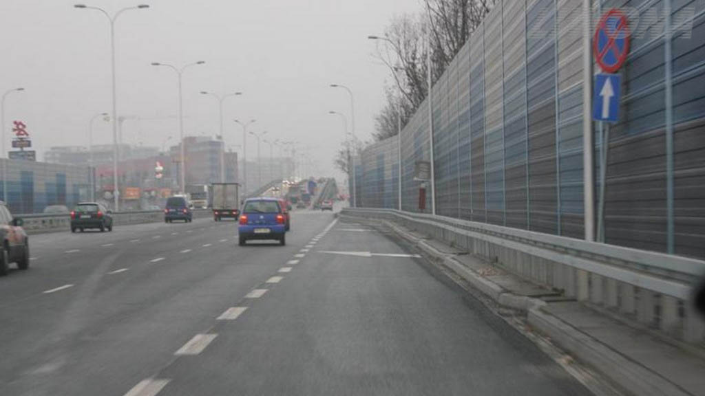 Sytuacja drogowa — pytanie 8159: Czy w widocznej sytuacji konieczne jest włączenie kierunkowskazu w celu zasygnalizowania zmiany pasa ruchu?