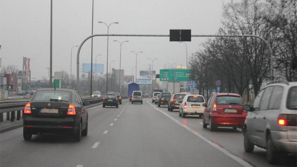 Sytuacja drogowa — pytanie 8472: Czy w widocznej sytuacji masz prawo zmienić pas ruchu na prawy?