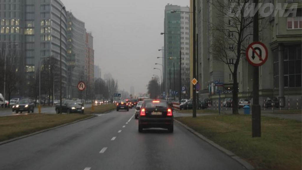 Sytuacja drogowa — pytanie 8274: Czy w widocznej sytuacji masz obowiązek zachować szczególną ostrożność?