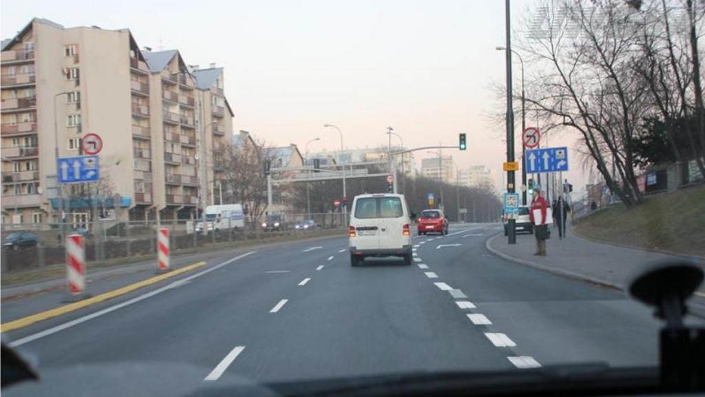 Sytuacja drogowa — pytanie 8204: Czy w widocznej sytuacji masz prawo wyprzedzić na skrzyżowaniu pojazd poprzedzający ?
