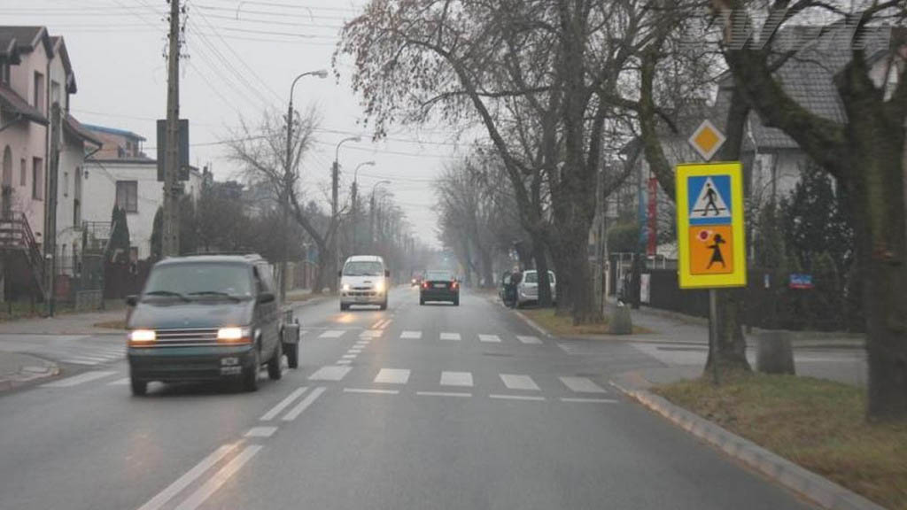 Sytuacja drogowa — pytanie 10103: W jaki sposób oświetlają drogę przed samochodem osobowym światła mijania?