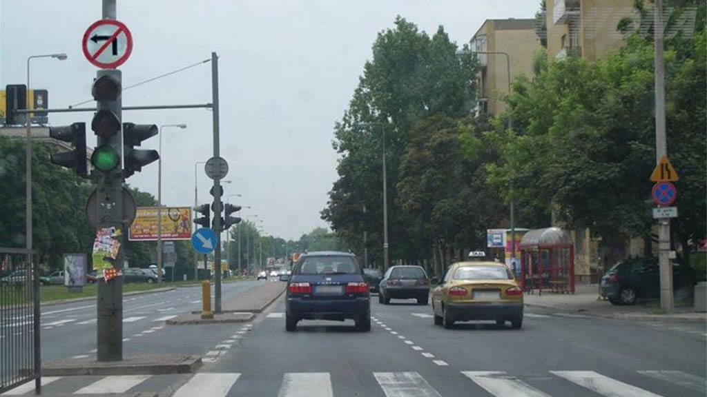 Sytuacja drogowa — pytanie 8391: Czy w widocznej sytuacji masz prawo zawrócić na skrzyżowaniu?