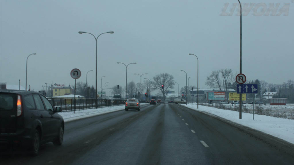 Sytuacja drogowa — pytanie 8389: Czy w widocznej sytuacji masz prawo zawrócić na najbliższym skrzyżowaniu?