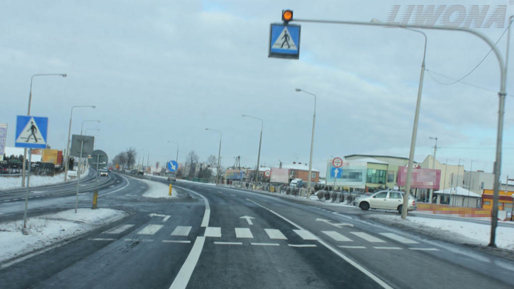 Sytuacja drogowa — pytanie 8183: Czy w takim miejscu na drodze dopuszcza się wyprzedzanie pojazdu silnikowego?