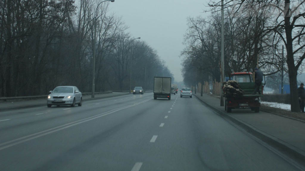 Sytuacja drogowa — pytanie 13429: Czy na tej drodze poza obszarem zabudowanym dopuszcza się wyprzedzanie pojazdu silnikowego z prawej strony?