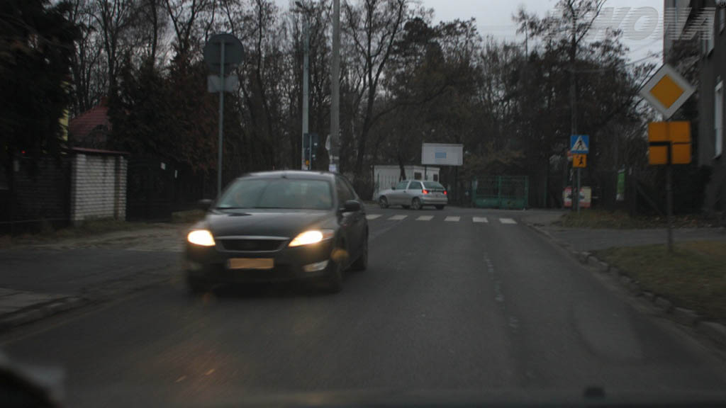 Sytuacja drogowa — pytanie 8246: Czy w dzień zabronione jest ostrzeganie światłami drogowymi, jeżeli może spowodować to oślepienie innych kierujących?