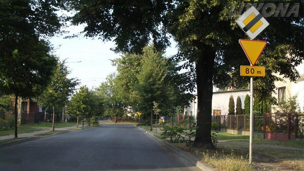 Sytuacja drogowa — pytanie 8086: Czy w tej sytuacji, po przejechaniu 80 m, należy ustąpić pierwszeństwa pojazdom poruszającym się drogą poprzeczną?