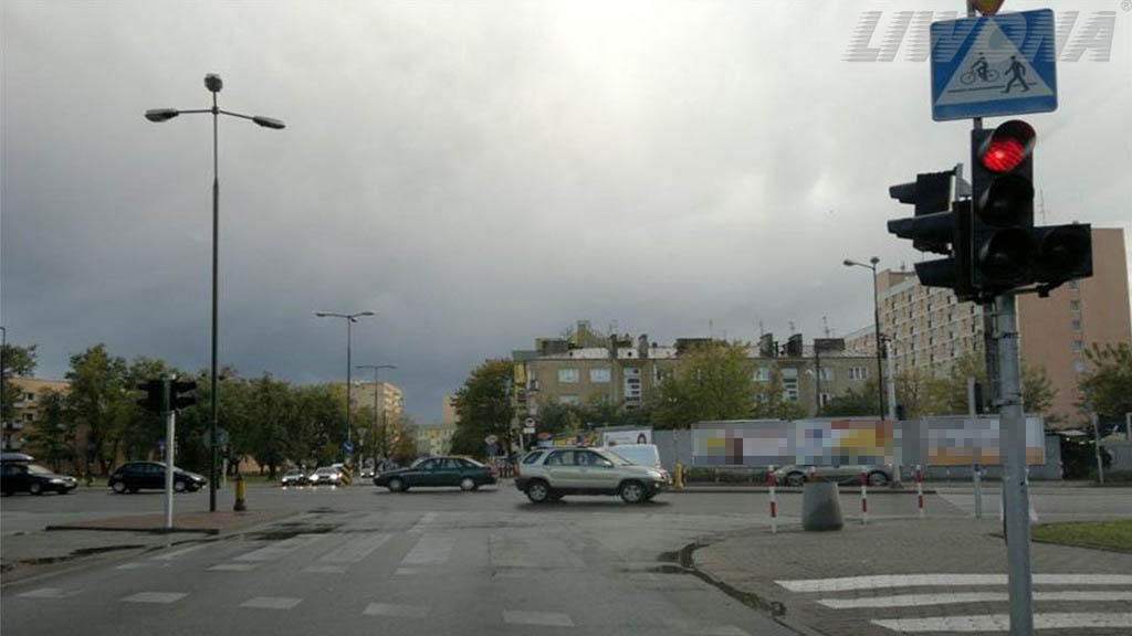 Sytuacja drogowa — pytanie 8662: Czy w widocznej sytuacji masz obowiązek oczekiwać na wjazd na skrzyżowanie?