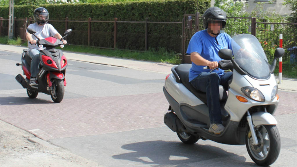 Sytuacja drogowa — pytanie 10091: Czy posiadając prawo jazdy kat. B od co najmniej 3 lat, masz prawo kierować motocyklem o pojemności skokowej silnika nie większej niż 125 cm3?