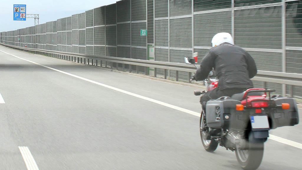 Sytuacja drogowa — pytanie 10053: Jaki odstęp należy zachować wyprzedzając motocyklistę?
