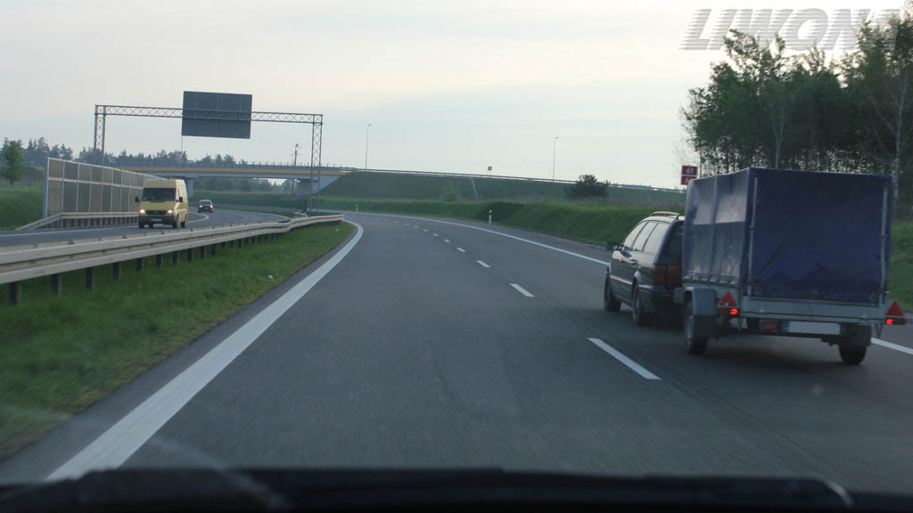 Sytuacja drogowa — pytanie 10086: W jaki sposób powinieneś przewozić ładunek w przyczepie ciągniętej przez samochód osobowy?