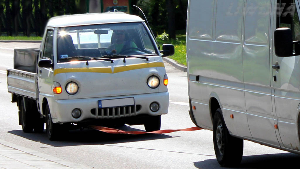 Sytuacja drogowa — pytanie 10067: Czy holowany pojazd ma wpływ na pole widzenia kierowcy?