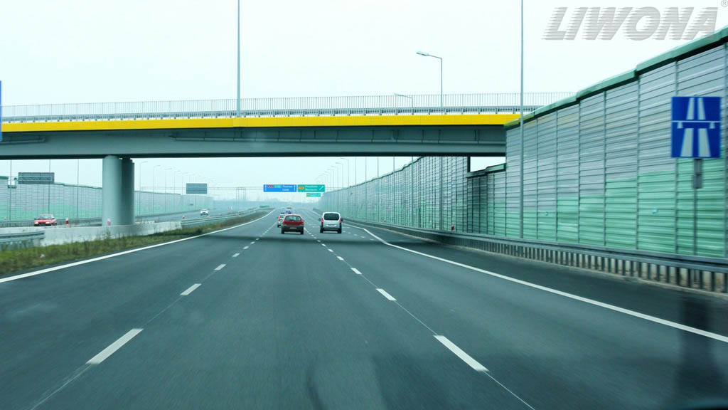 Sytuacja drogowa — pytanie 10060: Poruszasz się autostradą i zamierzasz ją opuścić. W którym miejscu rozpoczniesz hamowanie przed zjazdem z autostrady?