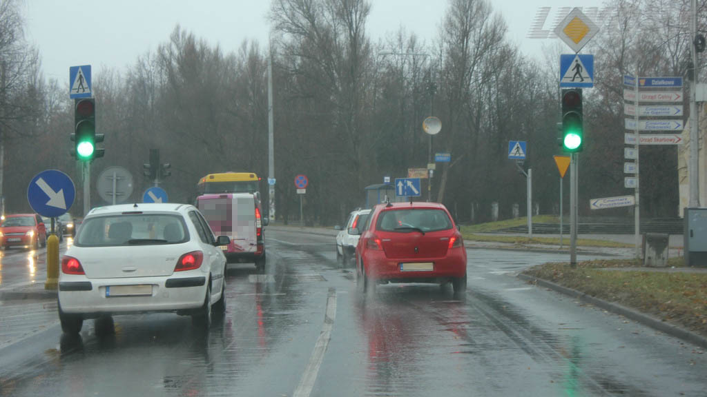 Sytuacja drogowa — pytanie 10074: Jak powinieneś zachować się wjeżdżając na odcinek drogi pokryty kałużami?