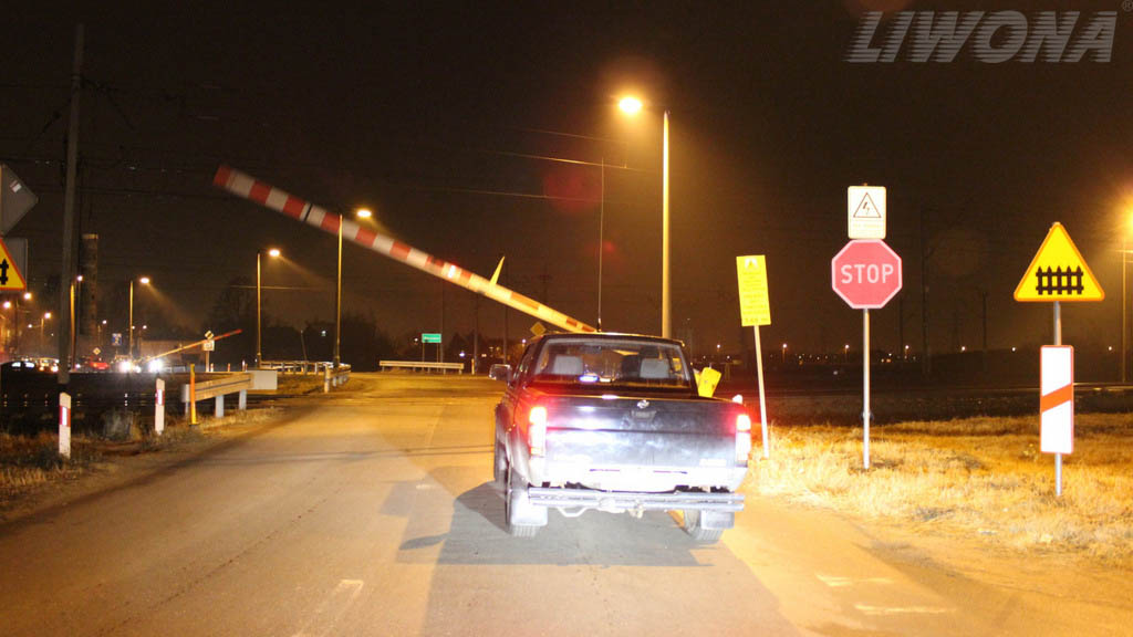 Sytuacja drogowa — pytanie 8309: Czy masz prawo wjechać na przejazd kolejowy, w czasie podnoszenia zapór przez pracownika kolejowego?