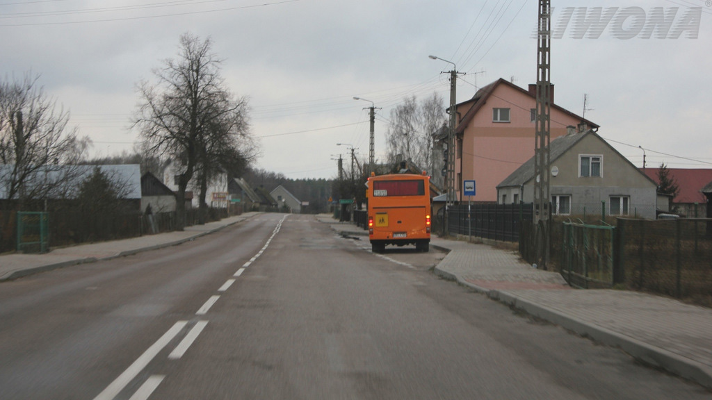 Sytuacja drogowa — pytanie 8163: Czy zbliżając się do miejsca postoju autobusu szkolnego poza obszarem zabudowanym masz obowiązek umożliwić kierującemu tym autobusem wjazd na jezdnię, o ile sygnalizuje on zamiar wykonania takiego manewru?