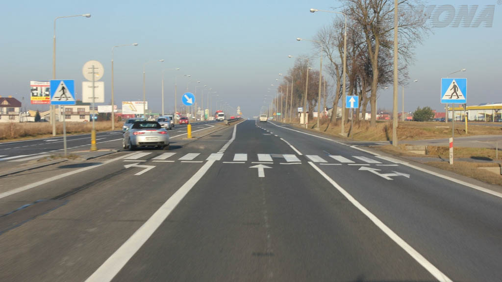 Sytuacja drogowa — pytanie 10073: W jaki sposób prędkość pojazdu wpływa na pole widzenia kierowcy?