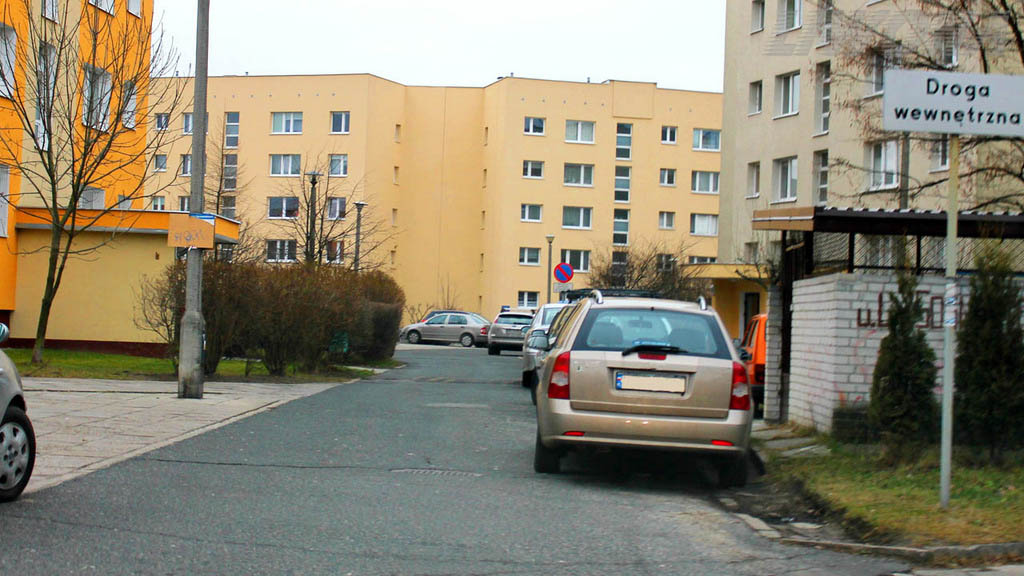 Sytuacja drogowa — pytanie 8511: Czy na drodze wewnętrznej, oznaczonej odpowiednim znakiem drogowym, masz obowiązek stosować się do umieszczonych tutaj znaków drogowych?