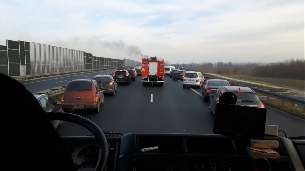 Sytuacja drogowa — pytanie 10711: Czy z drogi przejazdu pojazdu uprzywilejowanego utworzonej w sposób przedstawiony na zdjęciu może skorzystać  kierujący pojazdem pomocy drogowej biorący udział w akcji ratowniczej ?