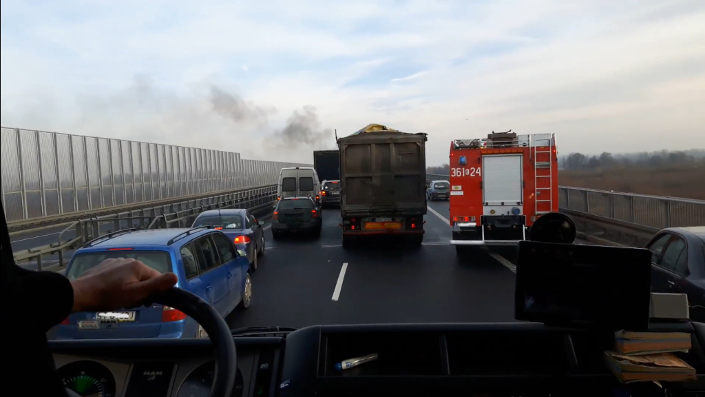 Sytuacja drogowa — pytanie 10707: Czy kierujący zespołem pojazdów, który zatrzymał się na środku tej jezdni, zachował się prawidłowo wobec kierującego pojazdem uprzywilejowanym straży pożarnej  ?