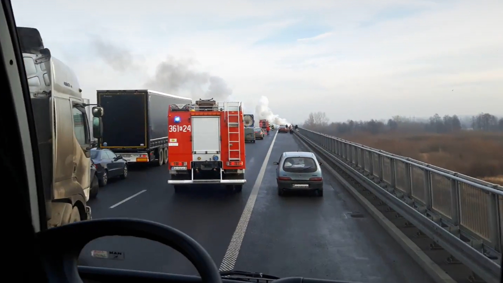 Sytuacja drogowa — pytanie 10710:  Czy wszyscy kierujący w sposób właściwy zapewniają swobodny przejazd pojazdu uprzywilejowanego ?