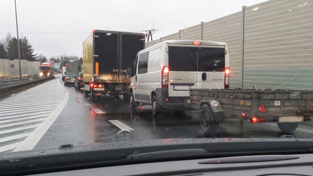 Sytuacja drogowa — pytanie 10716: Czy w tej sytuacji kierujący pojazdem poruszającym się prawym pasem ruchu jest obowiązany umożliwić tobie   zmianę pasa ruchu ?