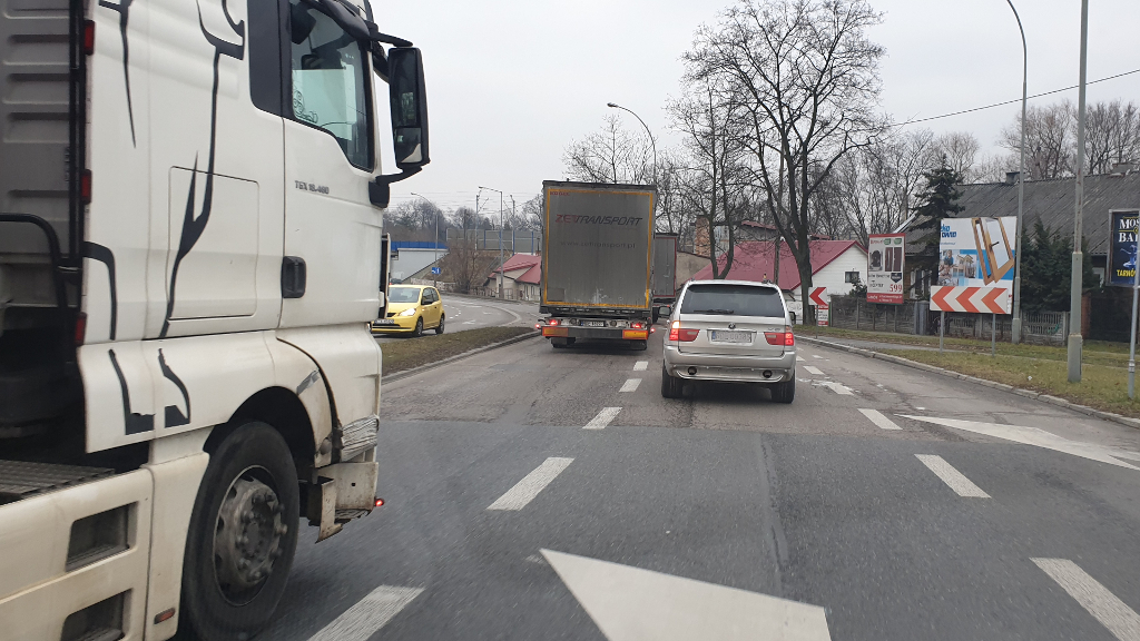 Sytuacja drogowa — pytanie 10737: Czy kierujący ma obowiązek stosować tzw. "jazdę na suwak",  gdy nie ma znacznego zmniejszenia prędkości ?