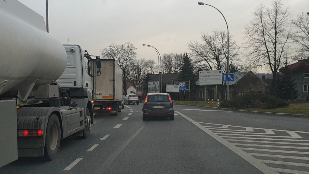 Sytuacja drogowa — pytanie 10713: Czy kierujący jadący lewym pasem ruchu ciągnikiem siodłowym z cysterną ma obowiązek już w tym miejscu umożliwić pojazdowi jadącemu przed Tobą zmianę pasa ruchu na sąsiedni?
