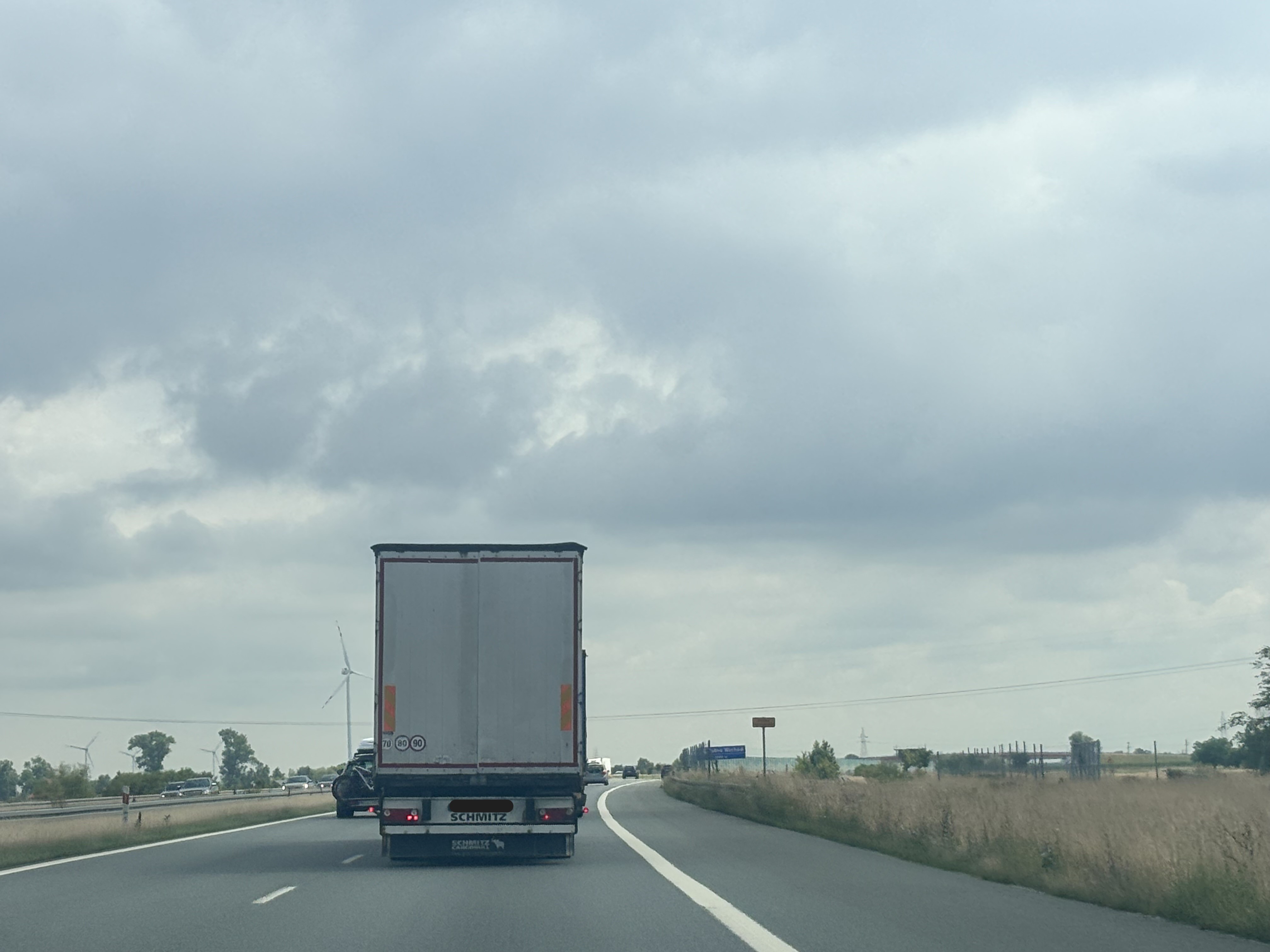 Sytuacja drogowa — pytanie 13622: Czy w przedstawionej sytuacji jadąc autostradą samochodem ciężarowym o maksymalnej masie całkowitej powyżej 3,5 t wolno Ci wyprzedzić pojazd samochodowy poruszający się z nieznacznie mniejszą prędkością od Twojej?