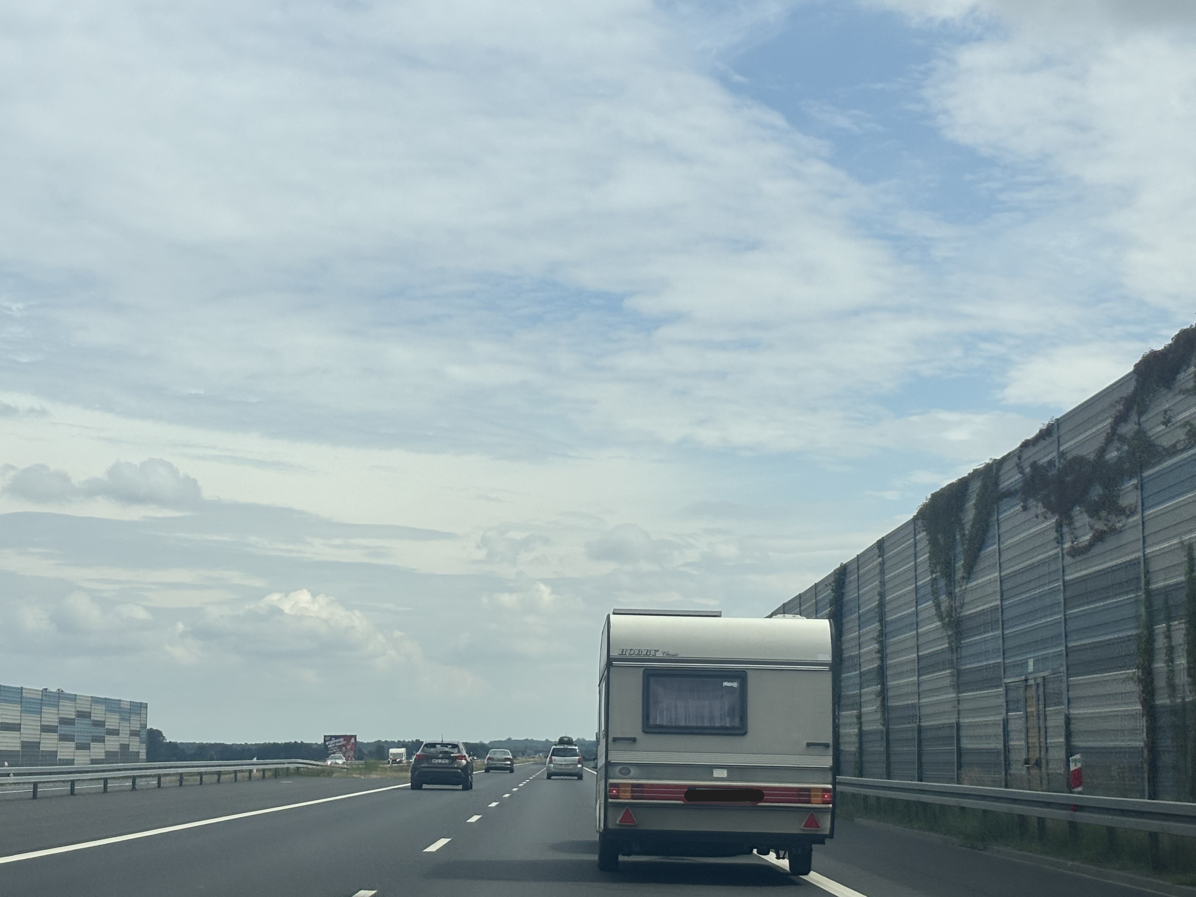 Sytuacja drogowa — pytanie 13670: Czy podczas wyprzedzania na autostradzie samochodem osobowym z przyczepą lekką możesz przekroczyć prędkość 80 km/h?