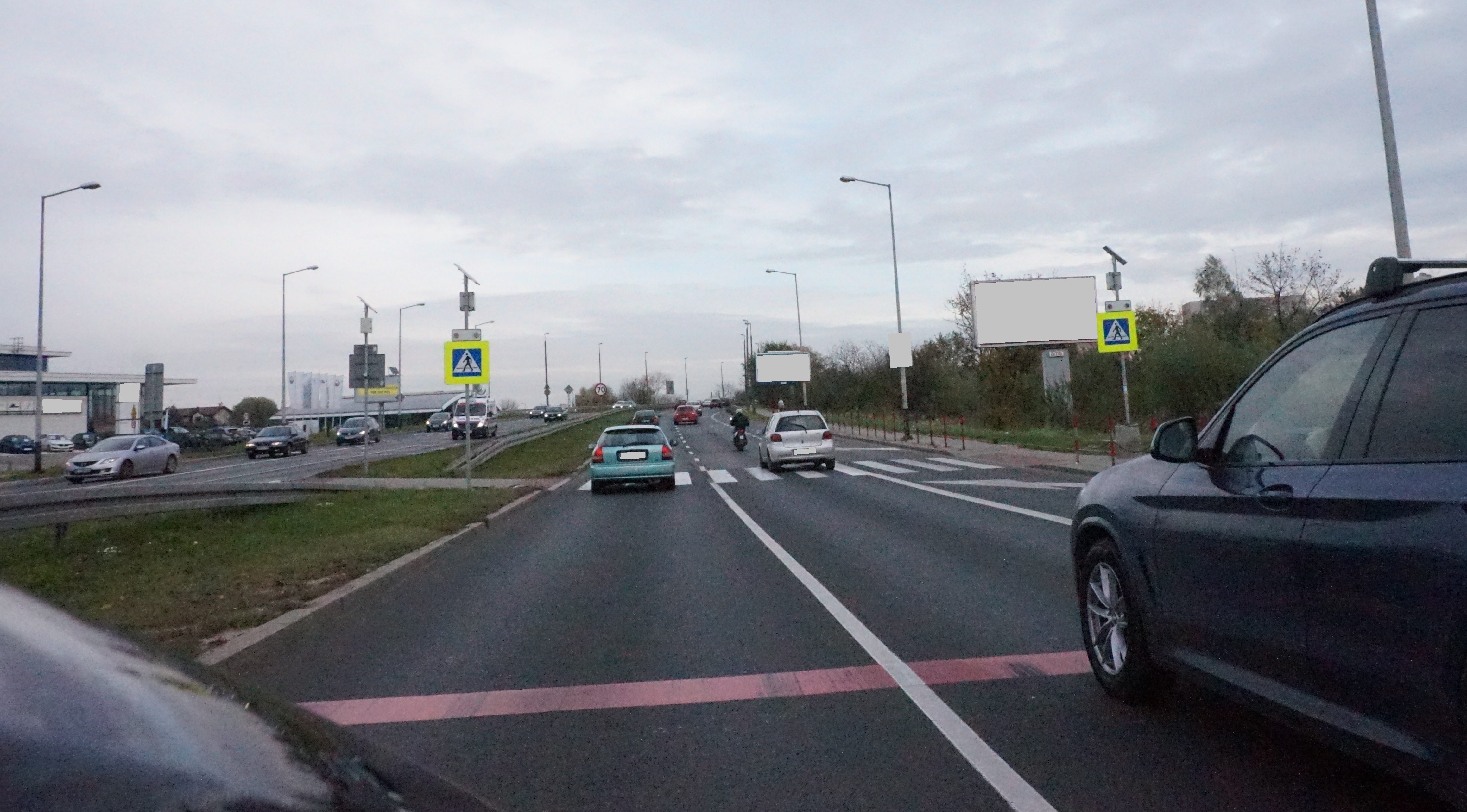 Sytuacja drogowa — pytanie 13754: Czy w przedstawionej sytuacji, bezpośrednio przed przejściem dla pieszych, wolno Ci wyprzedzić pojazd jadący sąsiednim pasem ruchu?