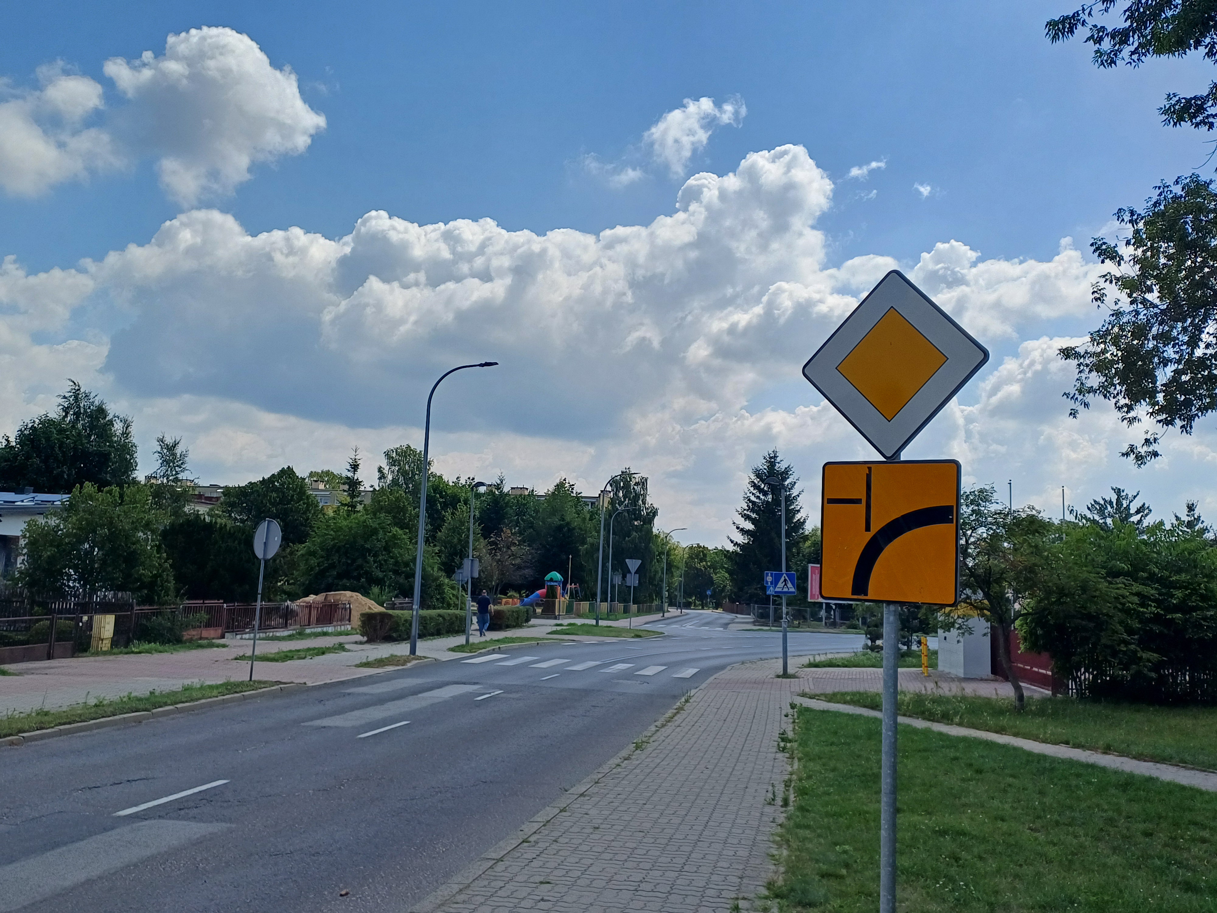Sytuacja drogowa — pytanie 13577: Zamierzasz jechać na wprost przez skrzyżowanie. Czy masz obowiązek ustąpienia pierwszeństwa pojazdowi, który może nadjechać z prawej strony?