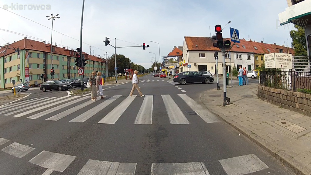Sytuacja drogowa — pytanie 7434: Zamierzasz skręcić w prawo. Czy masz pierwszeństwo przed pieszymi?