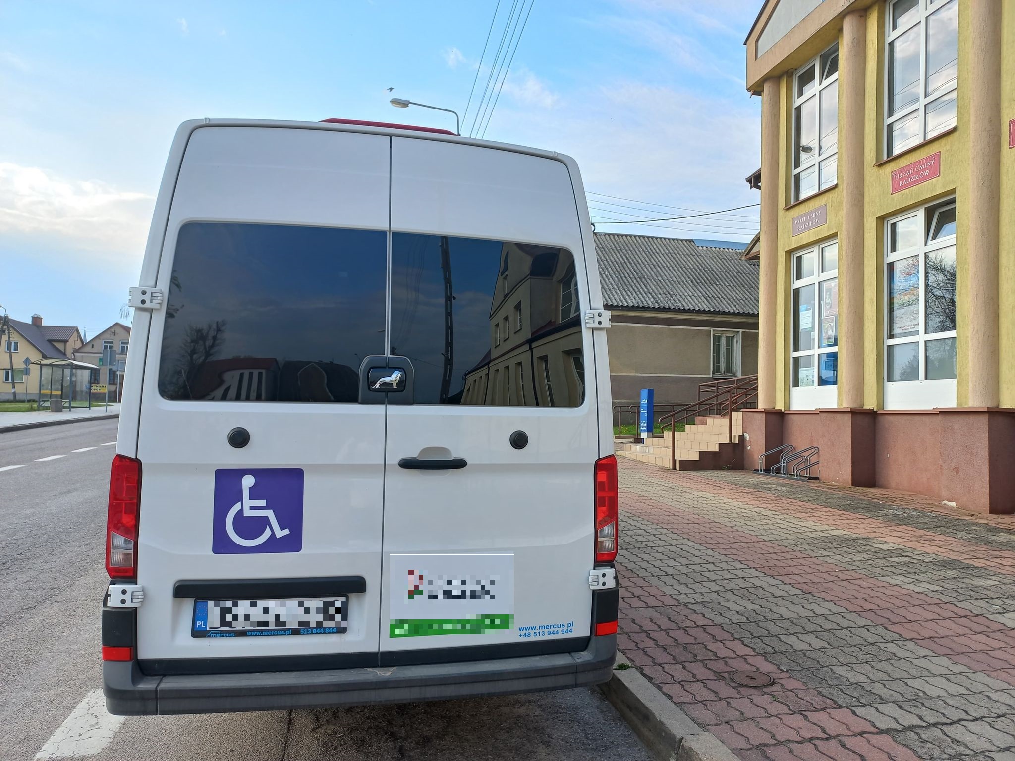 Sytuacja drogowa — pytanie 13401: Czy podczas omijania pojazdu oznaczonego taką tablicą i z włączonymi światłami awaryjnymi, z którego wysiada osoba niepełnosprawna należy zachować szczególną ostrożność i w razie potrzeby zatrzymać się?