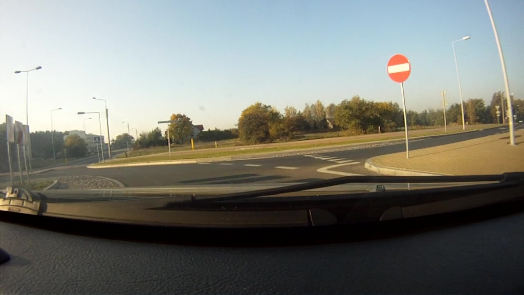 Sytuacja drogowa — pytanie 9979: Czy w przedstawionej sytuacji możesz skręcić w prawo?