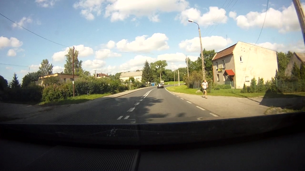 Sytuacja drogowa — pytanie 9554: Czy w przedstawionej sytuacji skręcając w prawo masz obowiązek ustąpić pierwszeństwa pieszemu?