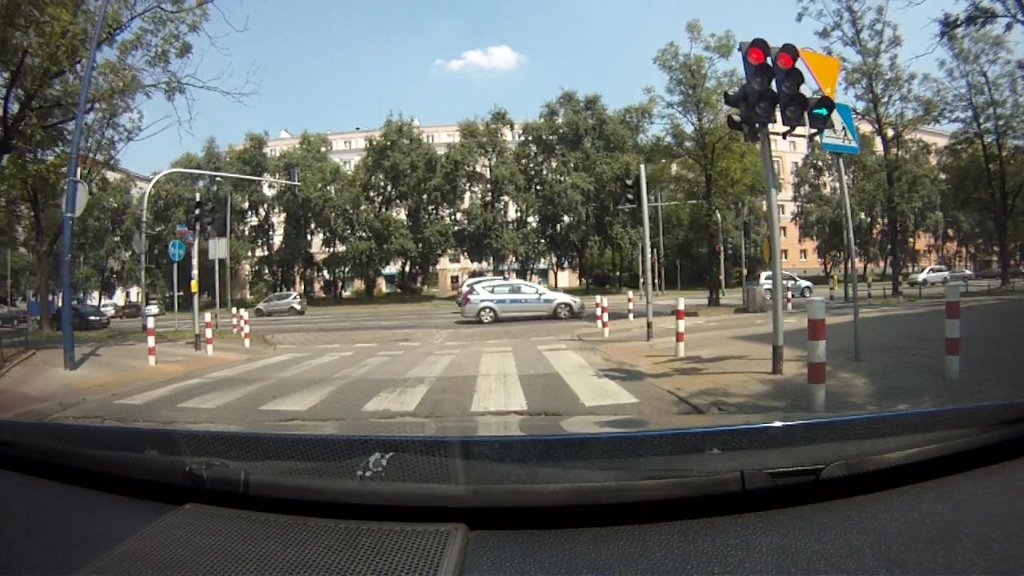 Sytuacja drogowa — pytanie 9601: Masz zamiar skręcić w prawo. Czy w przedstawionej sytuacji zatrzymasz się przed sygnalizatorem?