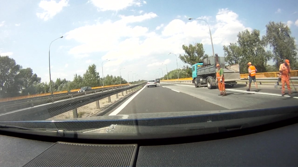 Sytuacja drogowa — pytanie 9640: Czy osoba wykonująca na zlecenie lub za zgodą zarządcy drogi roboty na drodze może dawać uczestnikowi drogi polecenia lub sygnały?