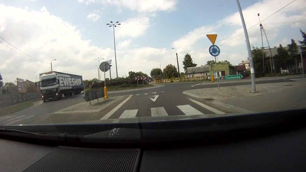Sytuacja drogowa — pytanie 9649: Czy w przedstawionej sytuacji masz obowiązek ustąpić pierwszeństwa pojazdom znajdującym się na skrzyżowaniu o ruchu okrężnym?