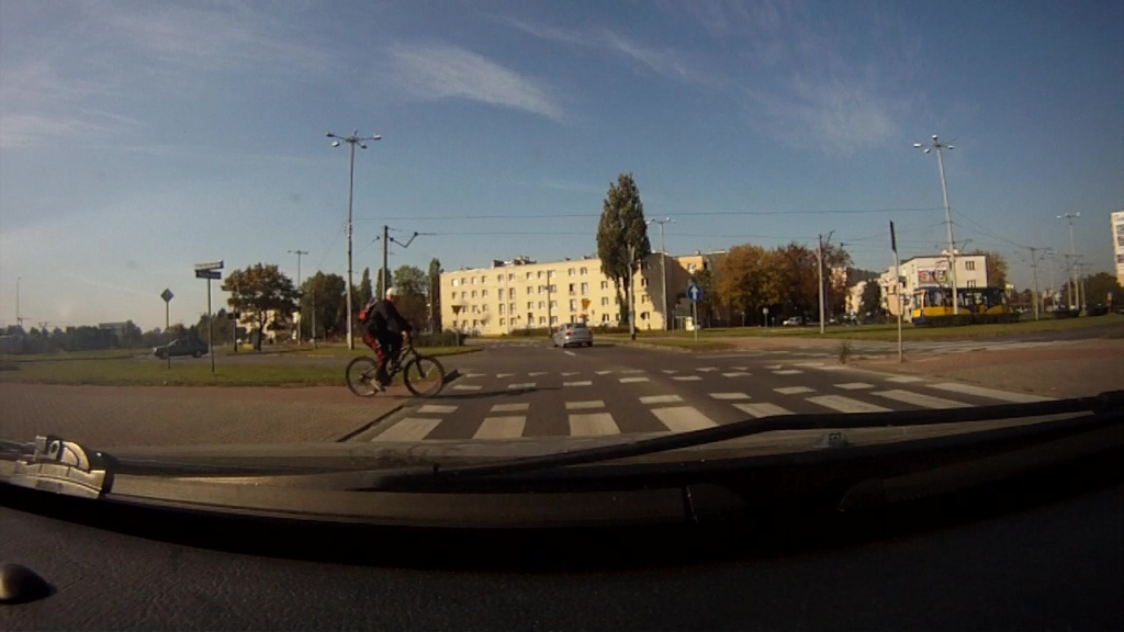 Sytuacja drogowa — pytanie 9706: Czy w przedstawionej sytuacji ustąpisz pierwszeństwa rowerzyście?