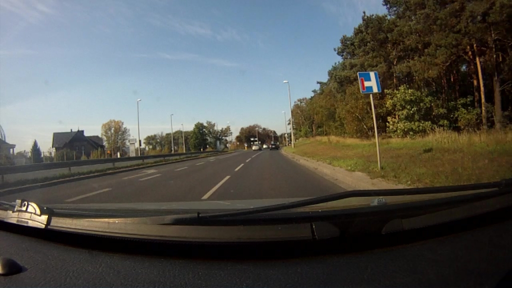 Sytuacja drogowa — pytanie 9710: Czy w przedstawionej sytuacji skręcając na najbliższym skrzyżowaniu w lewo wjedziesz na drogę bez przejazdu?