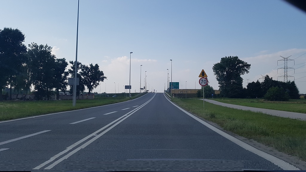 Sytuacja drogowa — pytanie 13041: Z jaką maksymalną prędkością wolno poruszać się za tymi znakami, gdy w bocznym wózku motocykla przewozisz sześcioletnie dziecko?