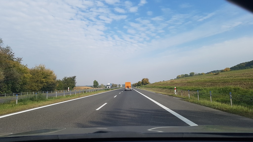 Sytuacja drogowa — pytanie 13060: Z jaką maksymalną prędkością kierującemu samochodem osobowym z przyczepą wolno jechać po tej drodze poza obszarem zabudowanym?