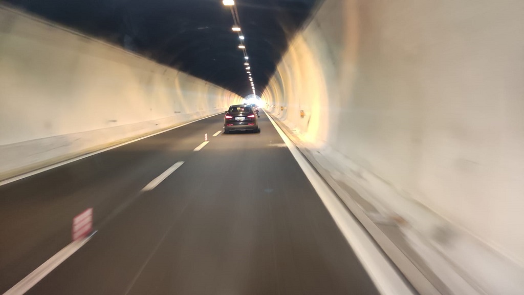 Sytuacja drogowa — pytanie 13037: Z jaką prędkością, kierując samochodem osobowym, należy poruszać się za tym pojazdem, jeżeli tunel znajduje się poza obszarem zabudowanym, a jego długość wynosi 600 m?