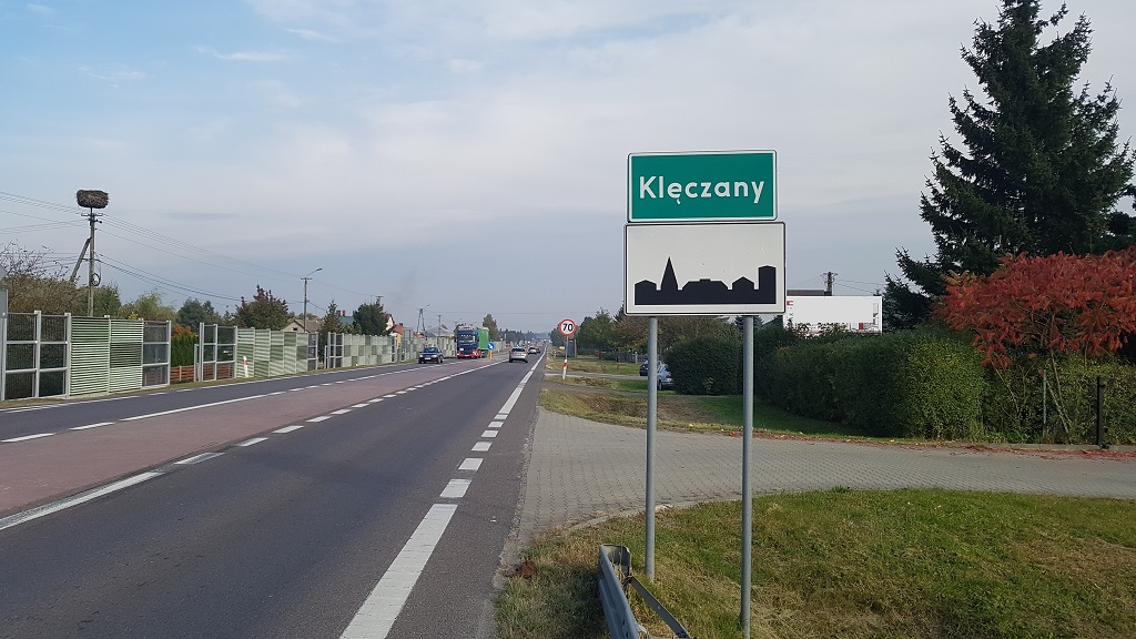 Sytuacja drogowa — pytanie 13056: Jaka jest dopuszczalna prędkość samochodu osobowego z przyczepą na tak oznakowanej drodze?