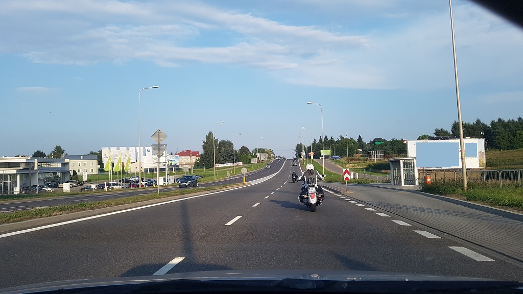 Sytuacja drogowa — pytanie 13042: Jaki odstęp od poprzedzającego pojazdu należy zachować kierując samochodem osobowym tą drogą?