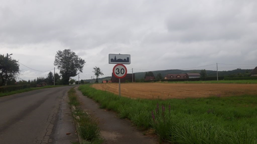 Sytuacja drogowa — pytanie 13063: Z jaką prędkością wolno kontynuować jazdę samochodem osobowym za tymi znakami?