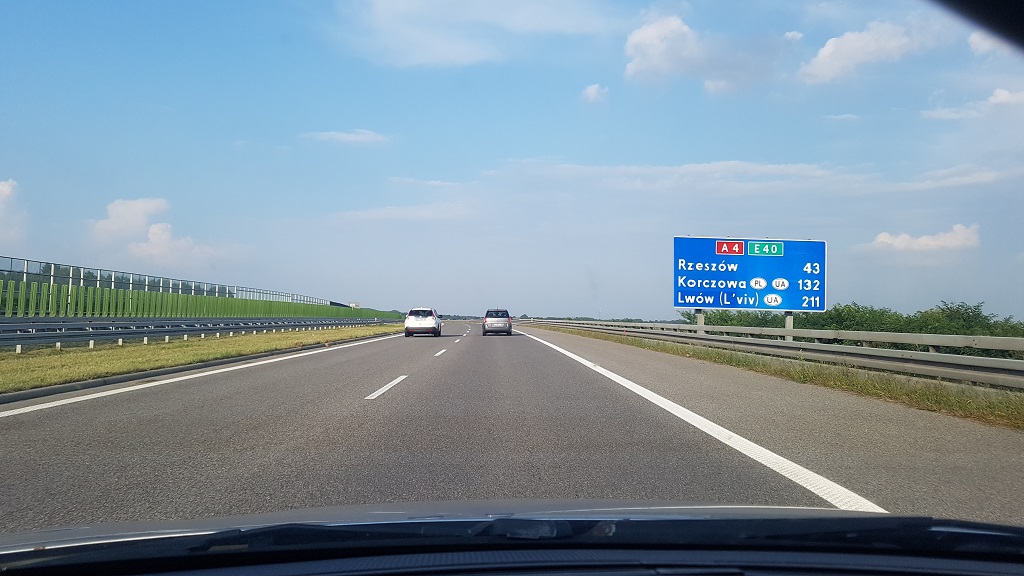 Sytuacja drogowa — pytanie 13044: Jaki minimalny odstęp należy zachować od poprzedzającego pojazdu, kierując samochodem ciężarowym o dmc 6 t z maksymalną dopuszczalną prędkością obowiązującą na tej drodze?