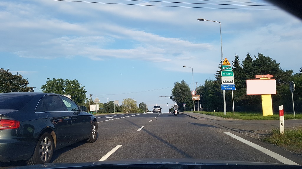 Sytuacja drogowa — pytanie 13061: Z jaką dopuszczalną prędkością kierującemu autobusem wolno kontynuować jazdę za tym znakiem zakazu?