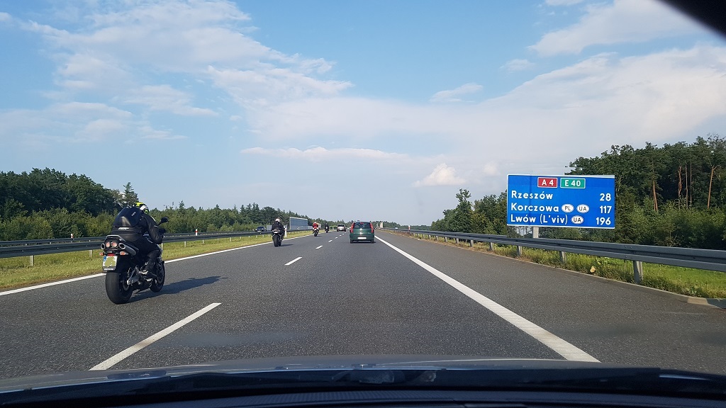 Sytuacja drogowa — pytanie 13047: Z jaką prędkością nie wolno poruszać się motocyklem po tej drodze?